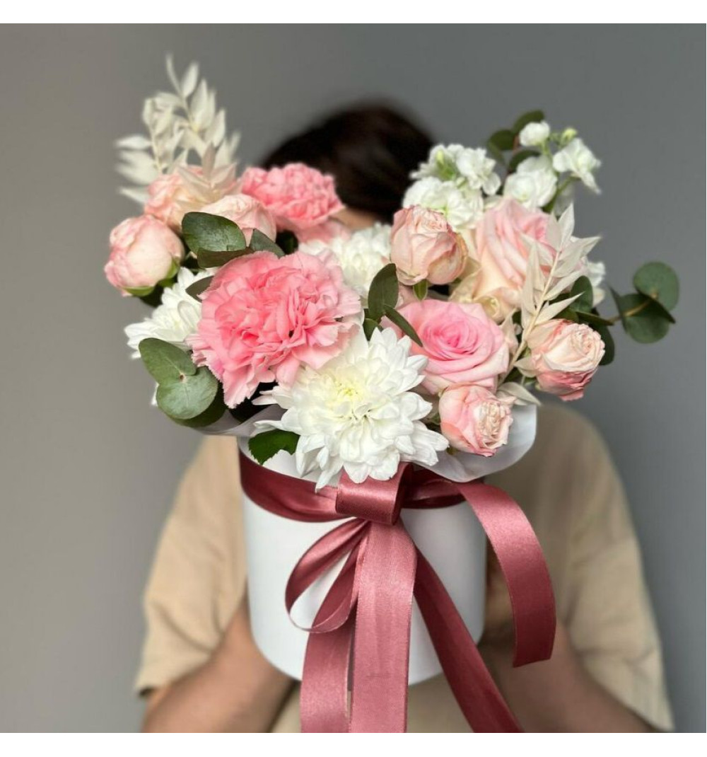 Кустовые пионовидные розы, маттиола и хризантема в шляпной коробочке